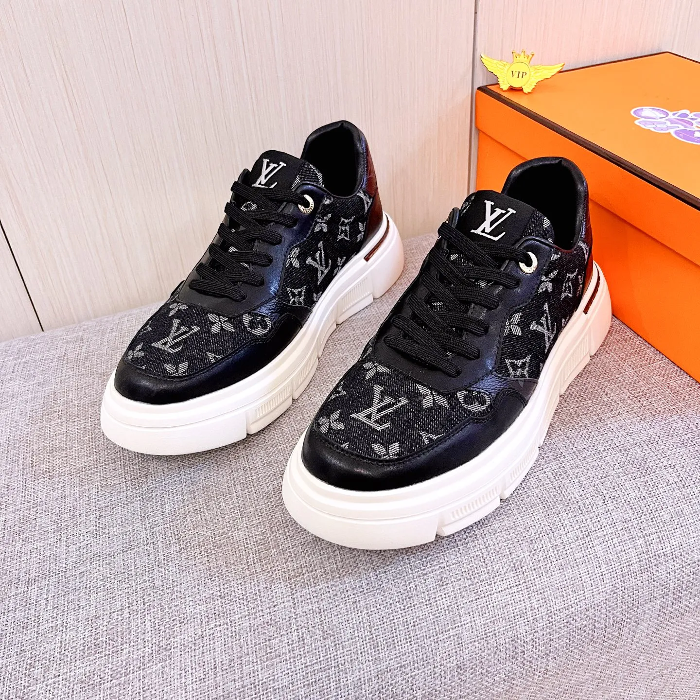 Men's shoes 💰 420 men's shoes 💰 [LV] 🔥 Louis Vuitton high-end men's shoes brand official website 1:1 latest masterpiece: uppers are made of Italian imported first-layer cowhide with comfortable and breathable lining ➕ original non-slip and wear-resistant outsole 🔥, making walking more convenient and comfortable! An exclusive new model, a stunning work, a beautiful 1:1 replica [color] compared to the official quality! Create a fashionable personality to set off your uniqueness! A must-have for trendy men! Classic 🔥Size: 38-44 Color: 🔥 2⃣️colors available🔥.